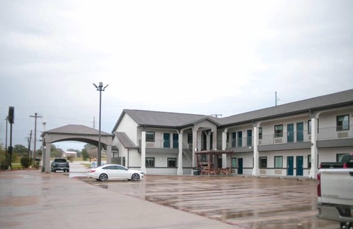Gonzales Hotel | Days Inn & Suites by Wyndham Gonzales TX
