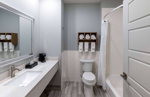 Greater East End Hotel | Days Inn & Suites by Wyndham Downtown/University of Houston