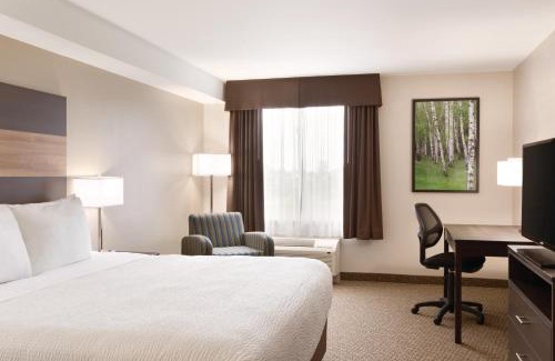 Lindsay Hotel | Days Inn & Suites by Wyndham Lindsay
