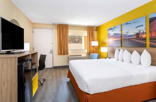 Clovis Hotel | Days Inn & Suites by Wyndham Clovis