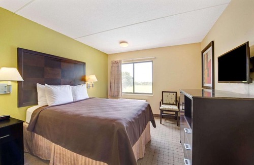 DeSoto Hotel | Days Inn & Suites by Wyndham DeSoto