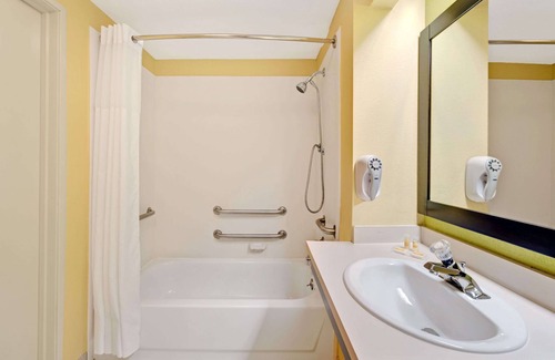 DeSoto Hotel | Days Inn & Suites by Wyndham DeSoto