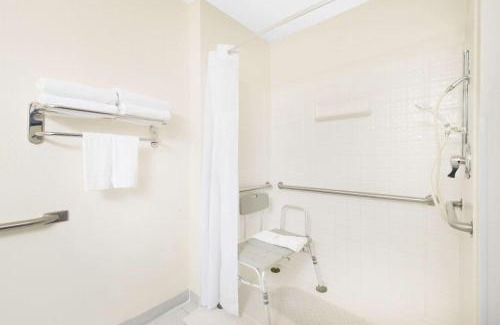 Fargo Hotel | Days Inn & Suites by Wyndham Fargo 19th Ave/Airport Dome