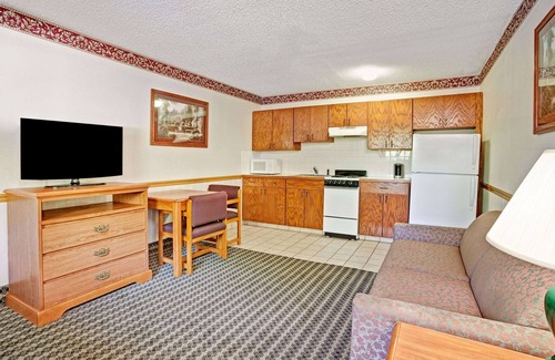 Monroe Hotel | Days Inn & Suites by Wyndham Monroe