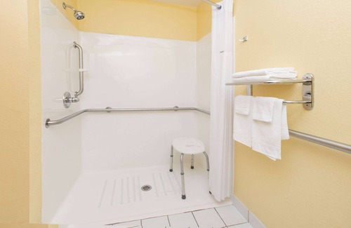 Pryor Hotel | Days Inn & Suites by Wyndham Pryor