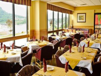 Sutton Hotel | Days Inn & Suites by Wyndham Sutton Flatwoods