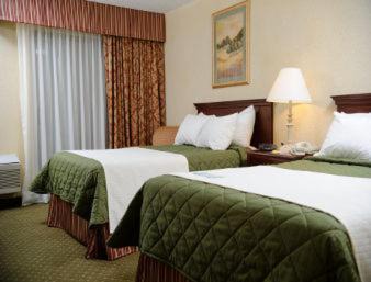 Sutton Hotel | Days Inn & Suites by Wyndham Sutton Flatwoods