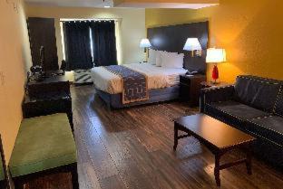 Pinecrest West Park Hotel | Days Inn & Suites by Wyndham Tampa/Raymond James Stadium