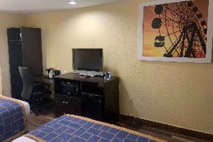 Pinecrest West Park Hotel | Days Inn & Suites by Wyndham Tampa/Raymond James Stadium