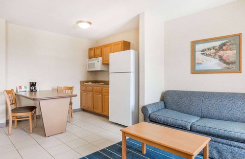 Bridgeport Hotel | Days Inn & Suites by Wyndham Bridgeport - Clarksburg