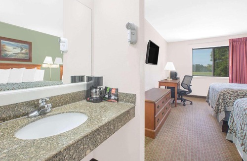 Brinkley Hotel | Days Inn & Suites by Wyndham Brinkley