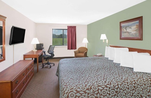 Brinkley Hotel | Days Inn & Suites by Wyndham Brinkley