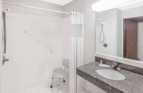 Brinkley Hotel | Days Inn & Suites by Wyndham Brinkley