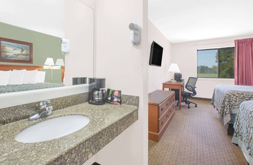 Brinkley Hotel | Days Inn & Suites by Wyndham Brinkley