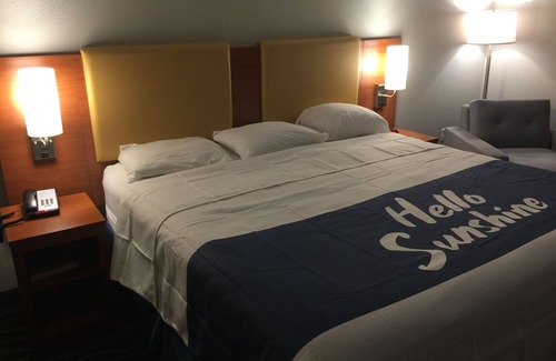 Springdale Hotel | Days Inn & Suites by Wyndham Cincinnati North