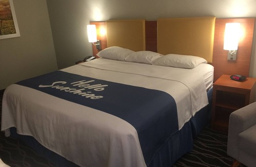 Springdale Hotel | Days Inn & Suites by Wyndham Cincinnati North