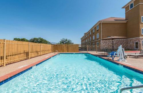 Cleburne Hotel | Days Inn & Suites by Wyndham Cleburne TX