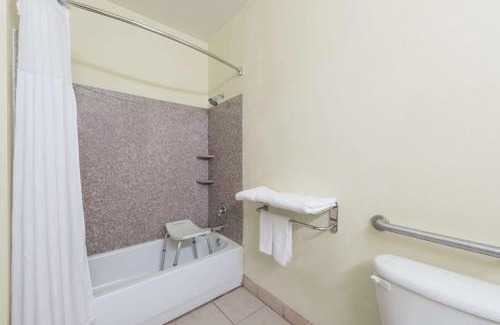 Cleburne Hotel | Days Inn & Suites by Wyndham Cleburne TX