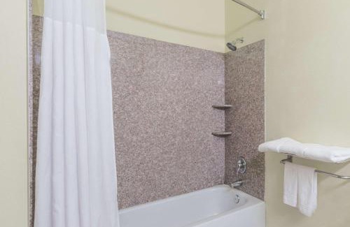 Cleburne Hotel | Days Inn & Suites by Wyndham Cleburne TX