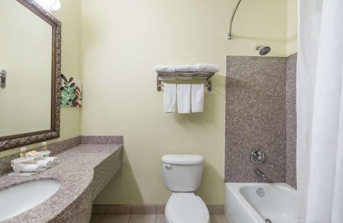 Cleburne Hotel | Days Inn & Suites by Wyndham Cleburne TX