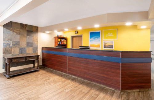 Greeley Hotel | Days Inn & Suites by Wyndham Greeley