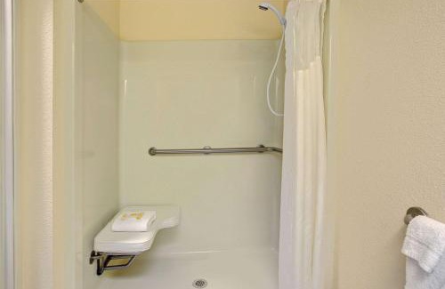 Hickory Hotel | Days Inn & Suites by Wyndham Hickory