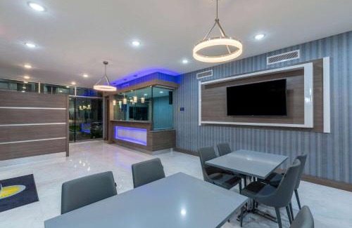 Greater East End Hotel | Days Inn & Suites by Wyndham Downtown/University of Houston