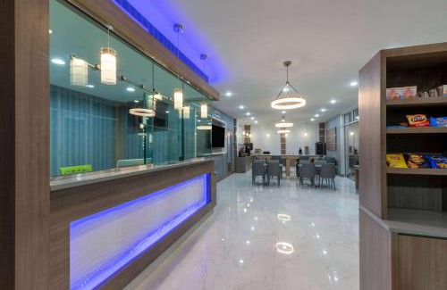 Greater East End Hotel | Days Inn & Suites by Wyndham Downtown/University of Houston