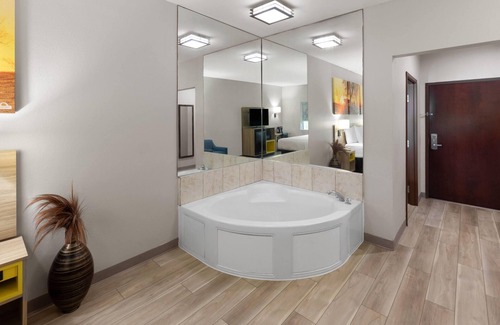 Barker Hotel | Days Inn & Suites by Wyndham Sam Houston Tollway