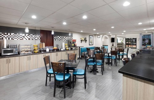 Barker Hotel | Days Inn & Suites by Wyndham Sam Houston Tollway