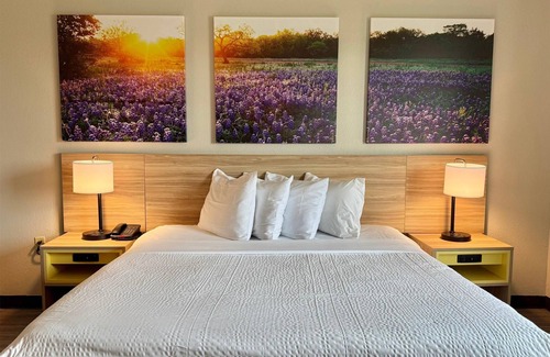 Clodine Hotel | Days Inn & Suites by Wyndham Houston/West Energy Corridor