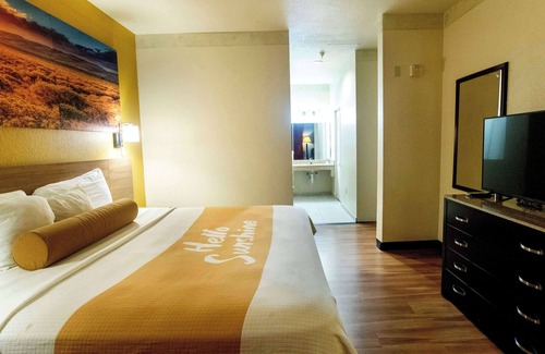 Greater Greenspoint Hotel | Days Inn & Suites by Wyndham Houston North/Aldine
