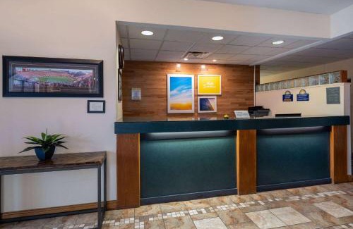 Monona Hotel | Days Inn & Suites by Wyndham Madison