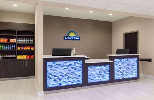 Tomball Hotel | Days Inn & Suites by Wyndham Greater Tomball