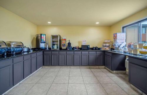 Waterloo Hotel | Days Inn & Suites by Wyndham Waterloo