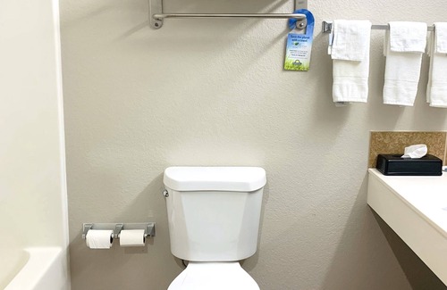 Wynne Hotel | Days Inn & Suites by Wyndham Wynne