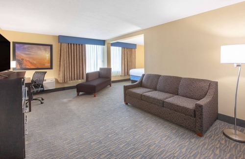 Grand Rapids Hotel | Days Inn & Suites Grand Rapids Near Downtown