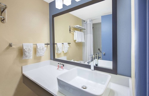 Grand Rapids Hotel | Days Inn & Suites Grand Rapids Near Downtown
