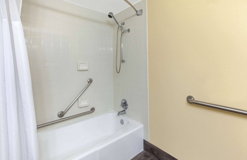 Grand Rapids Hotel | Days Inn & Suites Grand Rapids Near Downtown