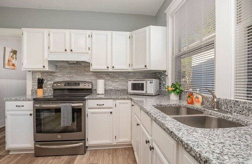 Lindenwald House | Dayton Street Sports Haven - 3 Bed 2 Bath Sleeps 8