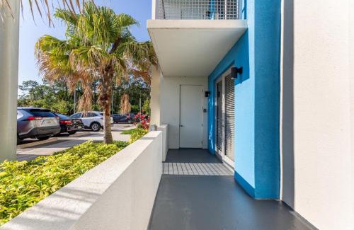 Daytona Beach Apartment | Daytona 2BR Getaway Parking Family Pet-Friendly
