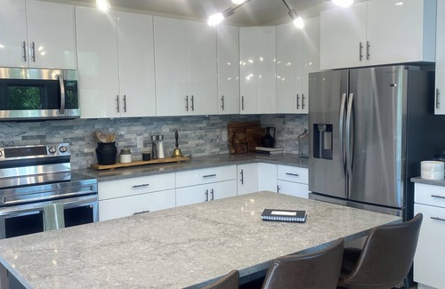 Westerose Cabin | Daze Off - Modern Cabin at Pigeon Lake (Pet Friendly)