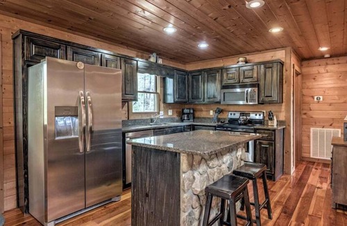 Morganton Cabin | Daze Off- Spectacular Views | Large Hot Tub | Outdoor Fire Pit