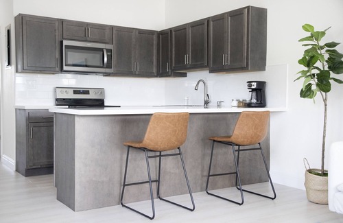 Windsor Park Apartment | Dazzling Apartment Minutes Walk from the Beach and Local Shops