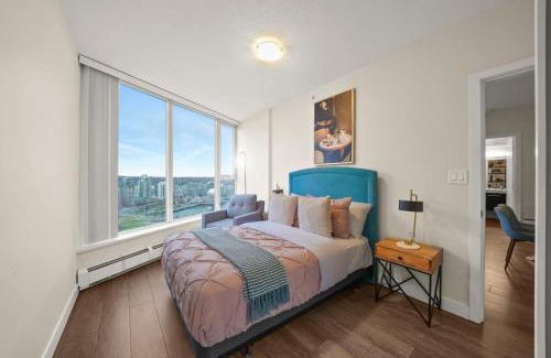 Crosstown House | Dazzling Condo by Stadium Downtown with FREE Parking