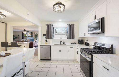 Des Plaines House | Dazzling Des Plaines-Single Level Home