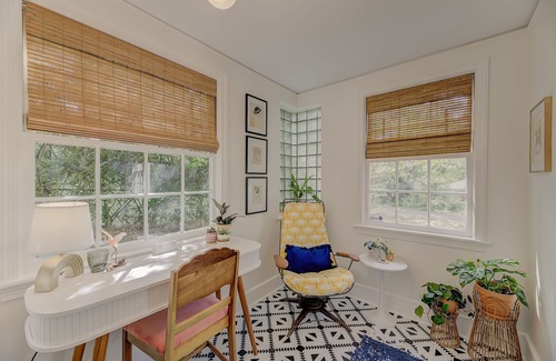 Eau Claire House | ✷ Dazzling Downtown Deco ✷ 2 BD 1 BA Home