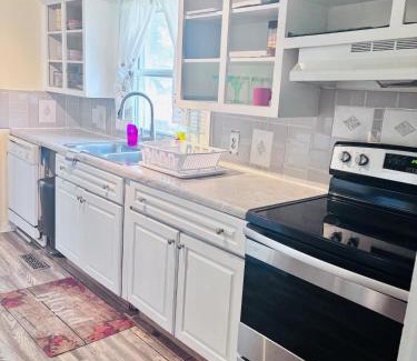 Waycross Apartment | Dazzling Downtown Delight
