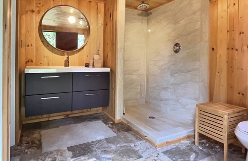 Beaconia Cottage | Dazzling Gull Lake Cabin + Lakefront + 4 Bdr + Hot Tub(200)
