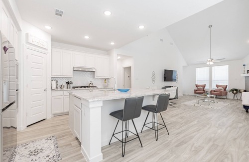 Royse City House | Dazzling Newly Built Modern Home 17 minutes from Rockwall Harbor. Pet Friendly!
